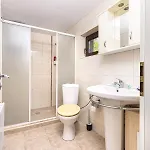 Peaceful Riverside With Private Garden Center Parking *
