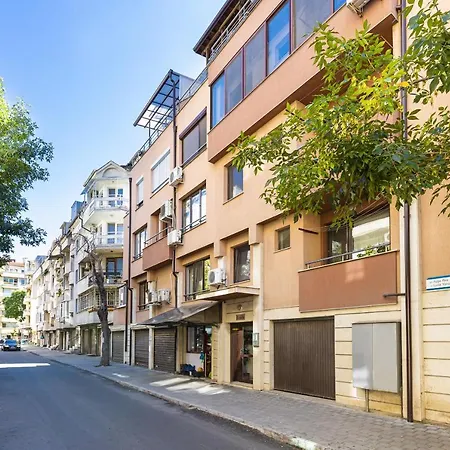 Peaceful Riverside With Private Garden Center Parking