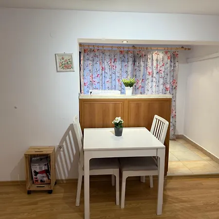 Peaceful Riverside With Private Garden Center Parking Apartment