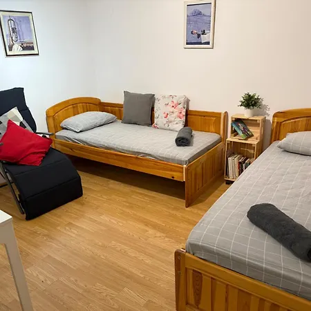 Апартамент Peaceful Riverside With Private Garden Center Parking