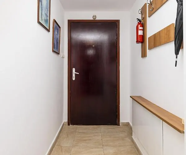 Peaceful Riverside With Private Garden Center Parking Apartment *