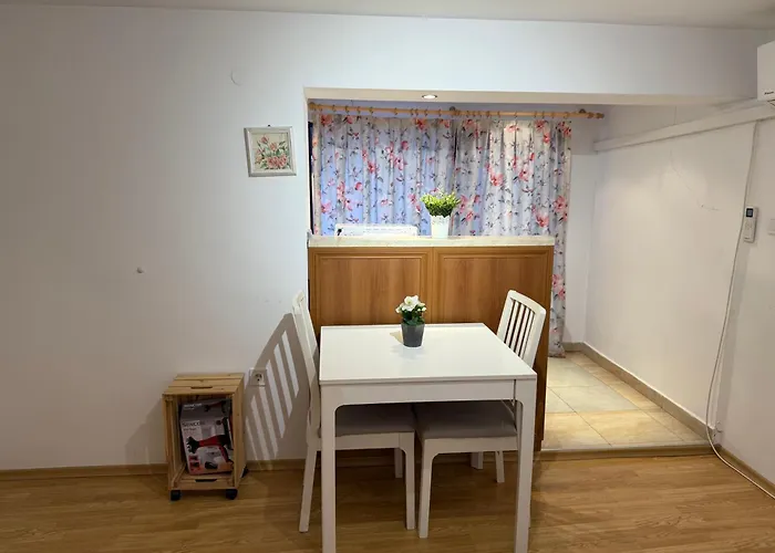 Peaceful Riverside With Private Garden Center Parking Apartment