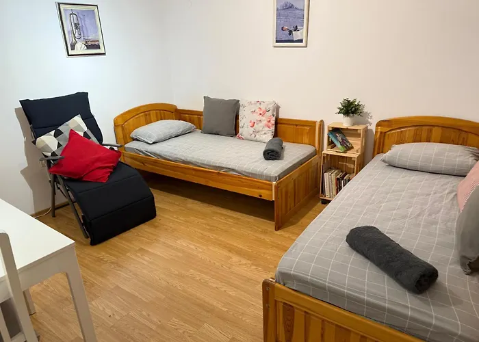 Apartment Peaceful Riverside With Private Garden Center Parking